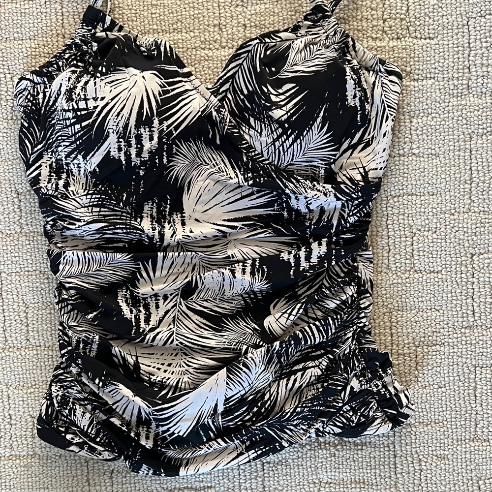 Garnet Hill Black and White Palm Print Tankini - Picture 6 of 10